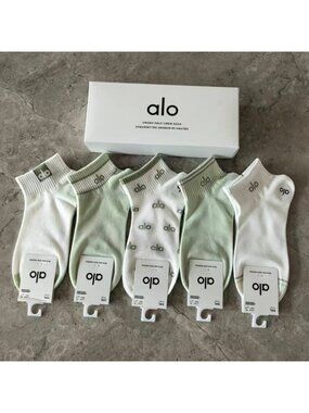 A38- ALO Yoga Women's Sage Green & White Ankle Socks 5-Pair Box Set - NWT